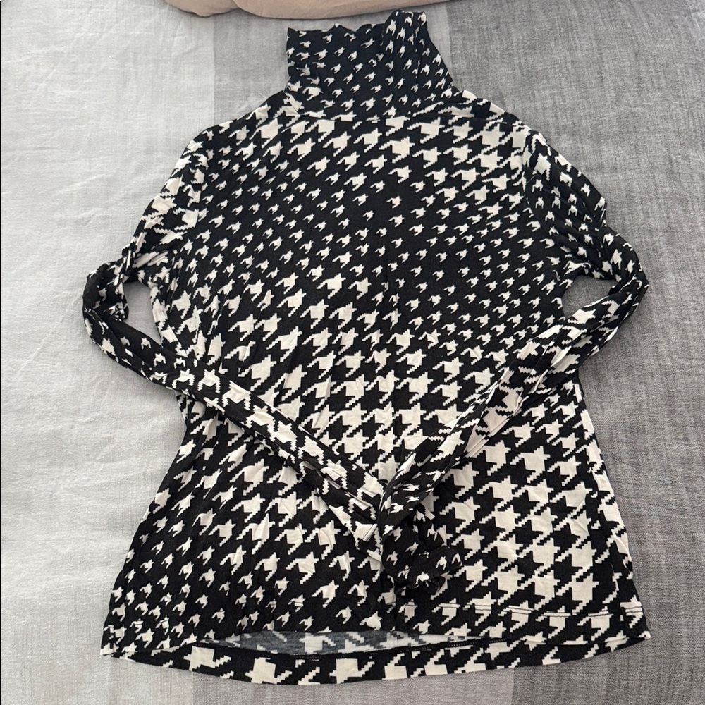 H&M Black and White Houndstooth Turtleneck Top